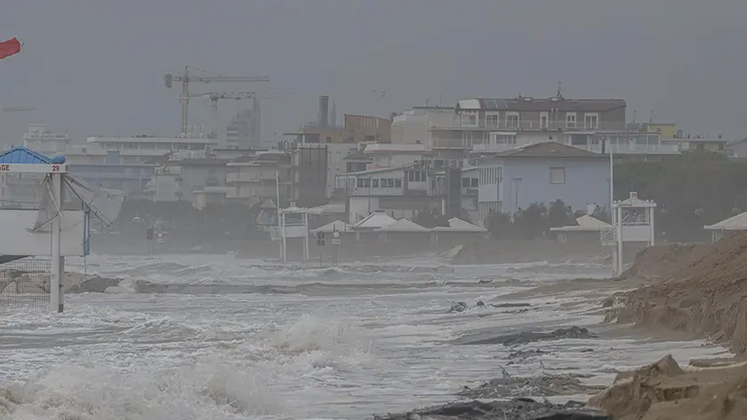 La mareggiata a Jesolo (fotoservizio Vianello)