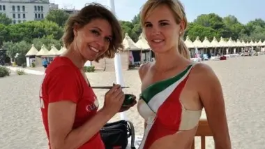 La body painter Elena Tagliapietra all’opera al Lido di Venezia