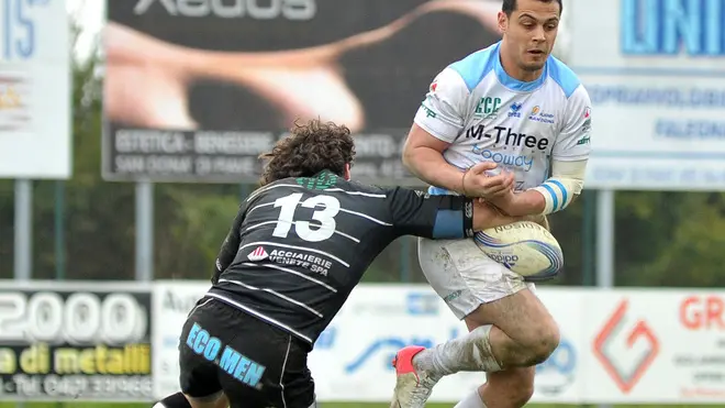 (CRUCCU) SAN DONA' DI PIAVE 23/03/2013 MATTEO BOEM.M-THREE RUGBY (MAGLIA BIANCA-AZZURRA) VS PETRARCA.N¡12 FLYNN ROBERT CULUM (M-THREE RUGBY)..
