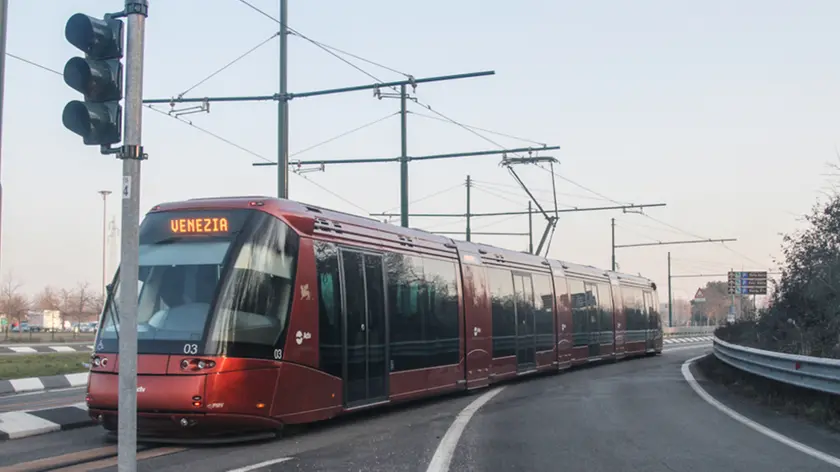 Agenzia Candussi, giornalista Chiarin. Rotonda di San Giuliano ,rotaia tram che da viale San Marco porta a cavalcavia S. Giuliano