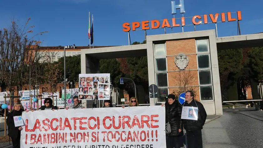 Una manifestazione del comitato Pro Stamina all'esterno dell'Azienda Ospedaliera 'Spedali Civili' di Brescia, 17 Dicembre 2013. ANSA/ FILIPPO VENEZIA