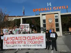 Una manifestazione del comitato Pro Stamina all'esterno dell'Azienda Ospedaliera 'Spedali Civili' di Brescia, 17 Dicembre 2013. ANSA/ FILIPPO VENEZIA