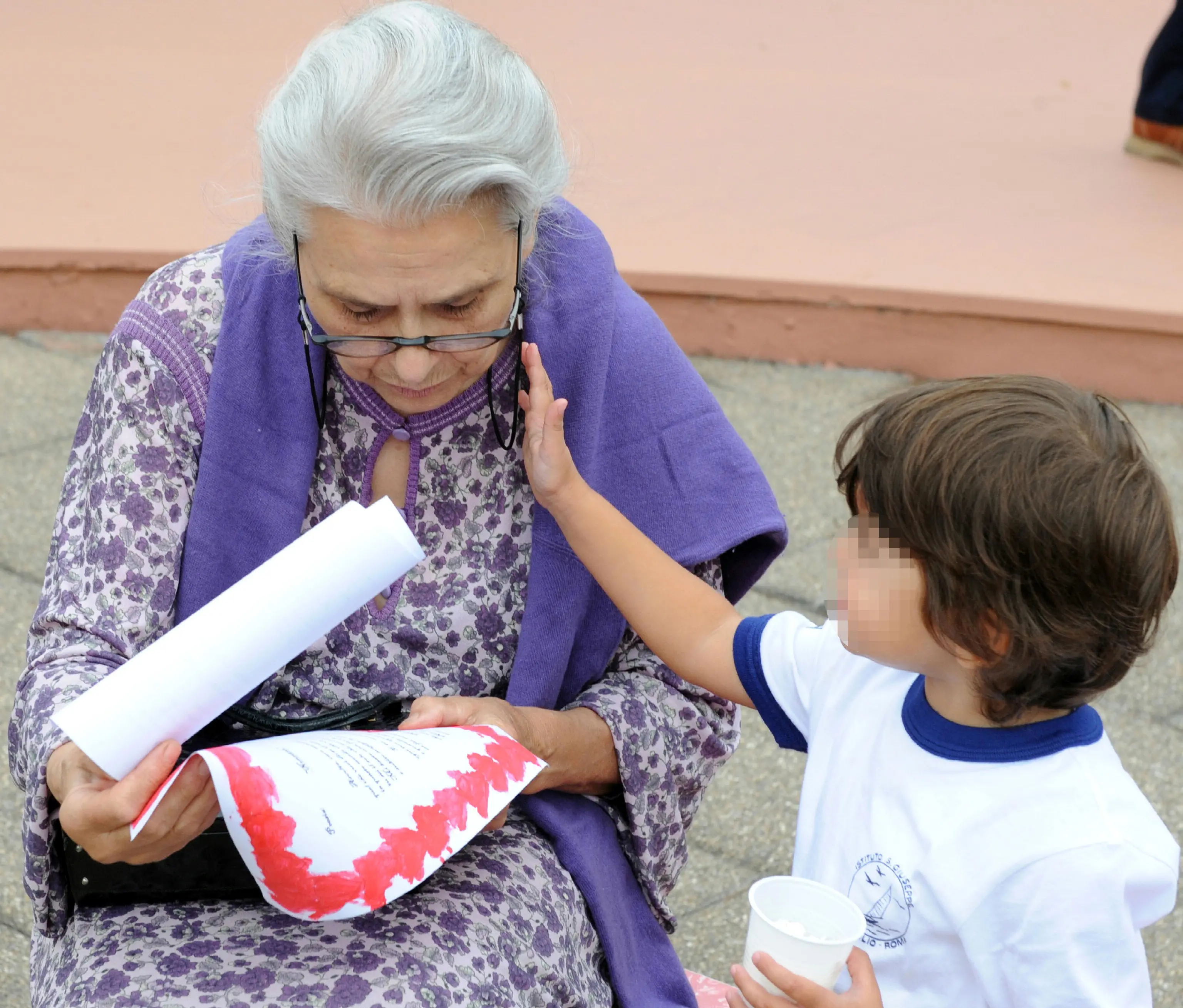 MINORI: NONNI ITALIANI ASSISTONO NIPOTI, MA SENZA DIRITTI In una foto d'archivio del 2 ottobre 2009 un bambino fa una carezza alla nonna. I nonni italiani assistono 4 milioni di bimbi ma in 16.000 ogni anno sono estromessi dalla vita dei nipoti causa rottura del rapporto tra i genitori. E' la denuncia presentata dall'Associazione matrimonialisti italiani (Ami), secondo la quale in Italia dal 1995 si è registrato un fenomeno particolarmente significativo: un elevato numero di bambini (0-13 anni) è stato sistematicamente affidato, per gran parte della giornata e nei fine settimana, ai nonni. ANSA/MARIO DE RENZIS/gid