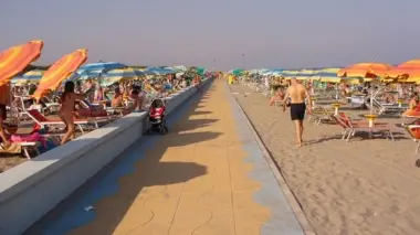 Il muretto della «discordia» in spiaggia a Eraclea