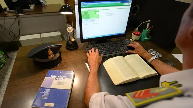 Un finanziere al lavoro negli uffici di Pisa, 31 luglio 2012. ANSA/FRANCO SILVI