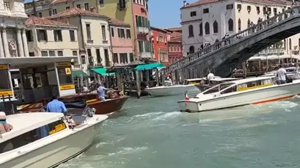 Traffico di taxi in Canal Grande all’altezza del ponte degli Scalzi, nei pressi della stazione ferroviaria