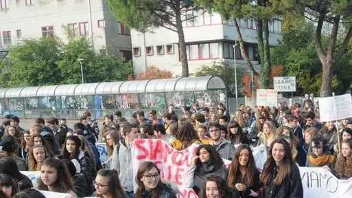 SAN DONA' DI P. - DINO TOMMASELLA - COLUCCI- SCIOPERO STUDENTI DEL LICEO MONTALE - PARTENZA DEL CORTEO DALLA CITTADELLA SCOLASTICA