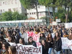 SAN DONA' DI P. - DINO TOMMASELLA - COLUCCI- SCIOPERO STUDENTI DEL LICEO MONTALE - PARTENZA DEL CORTEO DALLA CITTADELLA SCOLASTICA