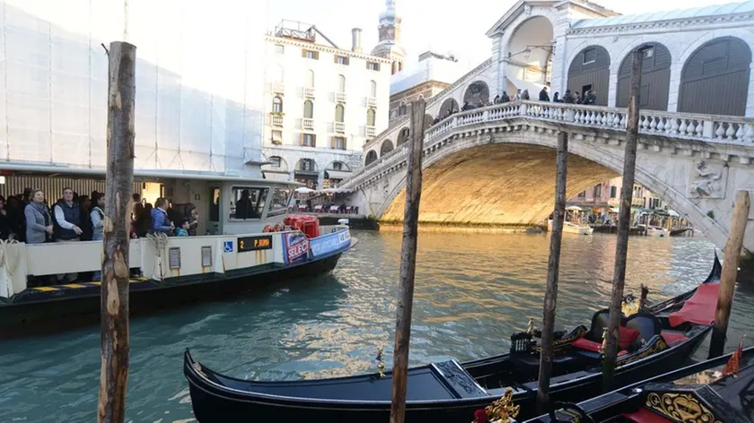 Interpress/M.Tagliapietra Venezia 16.11.2013.- Vaporetto contro gondola. Ferro della gondola in acqua. Cà Merleghi ai piedi del ponte di Rialto.