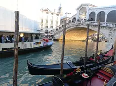Interpress/M.Tagliapietra Venezia 16.11.2013.- Vaporetto contro gondola. Ferro della gondola in acqua. Cà Merleghi ai piedi del ponte di Rialto.