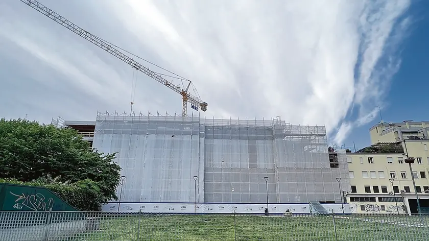 L’intervento in corso di realizzazione in via Mestrina, a cura della impresa 2M Costruzioni che ha rilevato un vecchio rudere fermo da trent’anni. Ne verranno ricavati alloggio di lusso
