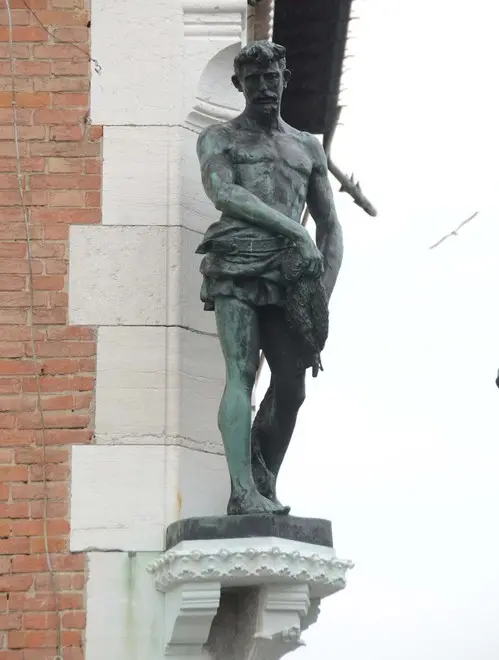 INTERPRESS/GF.TAGLIAPIETRA.- I^ REGATA DEL "PESCATORE", IN OCCASIONE DEL RESTAURO DELLA STATUA DEL PESCATORE IN PESCHERIA A RIALTO.17.03.13..NELLA FOTO, LA STATUA