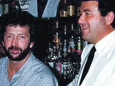 Il barman Giorgio Fascina in una foto insieme a Eric Clapton