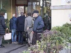 Alcuni familiari degli ospiti in attesa di essere ricevuti all’incontro promosso mercoledì scorso dalla direzione della casa di riposo di San Donà