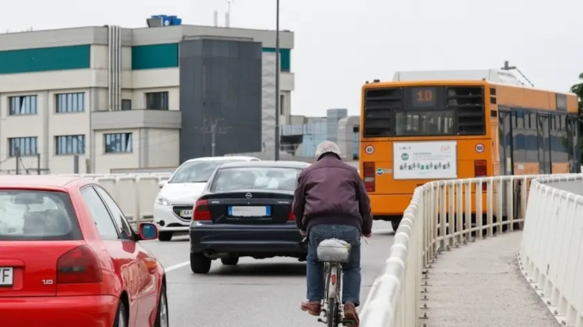 Agenzia Candussi, giornalista Chiarin. Piste ciclabili: Cavalcavia dell'Amelia, Via Miranese.