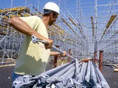 LAVORI EDILI, CANTIERE OPERAIO CON CASCHETTO