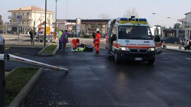 COLUCCI CAVALLINO FGAVAGNIN CAVALLINO PIAZZETTA DELLA LIBERTA PORTALETTER NON VEDE LA SBARRA E CADE ROVISONAMENTE DAL MOTORINO..A SX LA SBARRA COLPITA - I soccorsi della Croce Verde al postino e la sbarra a terra