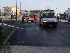 COLUCCI CAVALLINO FGAVAGNIN CAVALLINO PIAZZETTA DELLA LIBERTA PORTALETTER NON VEDE LA SBARRA E CADE ROVISONAMENTE DAL MOTORINO..A SX LA SBARRA COLPITA - I soccorsi della Croce Verde al postino e la sbarra a terra