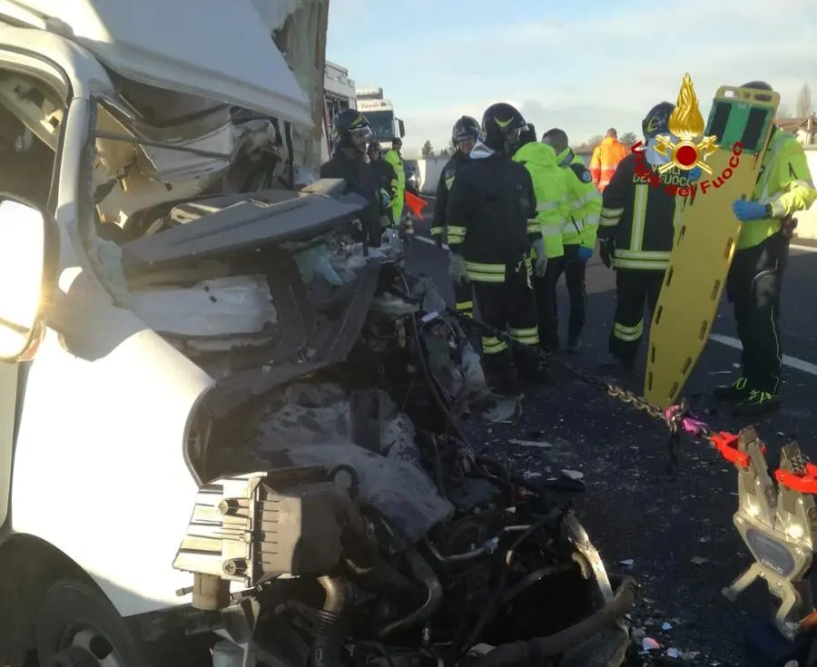 Furgone tampona un camion, un morto in A4 dopo San Stino | La Nuova Venezia