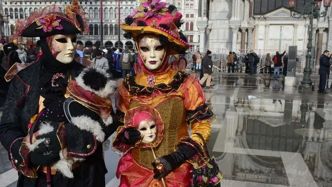 Interpress/Tagliapietra Venezia 09.02.2013.- Carnevale. Acqua alta e maschere in Piazza San Marco.