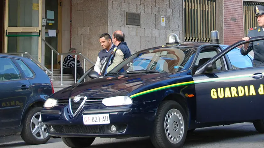 Militari della Guardia di Finanza davanti alla sede dell'Azienda napoletanda di Mobilita' (Anm) dove oggi, 17 maggio 2011, gli agenti hanno effettuato delle perquisizioni nell'ambito dell'inchiesta che ha condotto all'arresto di sindacalisti e dirigenti. La Guardia di finanza sta eseguendo una serie di arresti e perquisizioni nei confronti di funzionari dell'azienda dei trasporti di Napoli e di sindacalisti del settore. ANSA / UFFICIO STAMPA GUARDIA DI FINANZA DI NAPOLI ++HO - NO SALES - EDITORIAL USE ONLY++