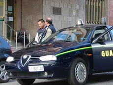 Militari della Guardia di Finanza davanti alla sede dell'Azienda napoletanda di Mobilita' (Anm) dove oggi, 17 maggio 2011, gli agenti hanno effettuato delle perquisizioni nell'ambito dell'inchiesta che ha condotto all'arresto di sindacalisti e dirigenti. La Guardia di finanza sta eseguendo una serie di arresti e perquisizioni nei confronti di funzionari dell'azienda dei trasporti di Napoli e di sindacalisti del settore. ANSA / UFFICIO STAMPA GUARDIA DI FINANZA DI NAPOLI ++HO - NO SALES - EDITORIAL USE ONLY++