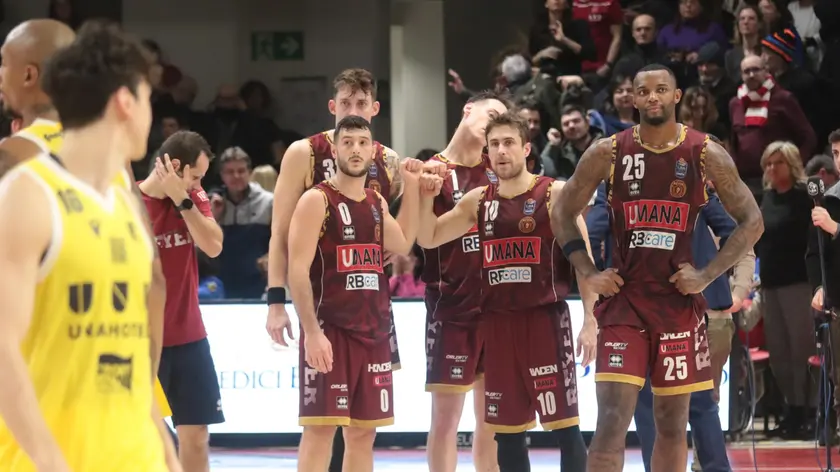 La delusione di Spissu, De Nicolao e Simms al termine del tonfo al PalaBigi di Reggio Emilia (foto Editoriale Report)
