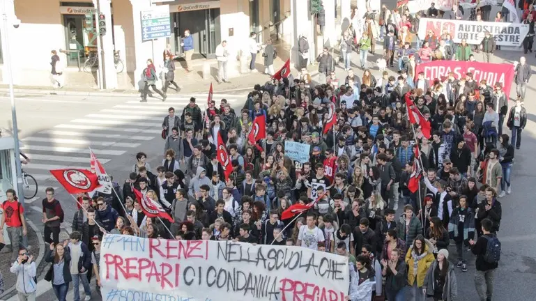 Sciopero generale del 14 novembre di studenti e lavoratori per le vie del centro di Mestre