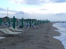 COLUCCI - DINO TOMMASELLA - JESOLO LIDO - MAREGGIATA FA TOGLIERE 2 FILE DI AMBRELLONI