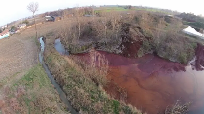 Le condizioni in cui è ridotta la discarica "terre rosse" di Mira