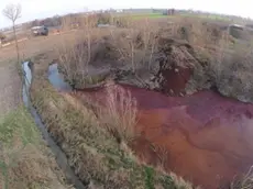 Le condizioni in cui è ridotta la discarica "terre rosse" di Mira