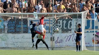 DURO COLPO. Russo (Turris) anticipa la difesa del SandonàJesolo e realizza il gol del 2-2. Le cose si complicano