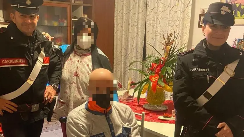 I militari della Compagnia di Chioggia con l’anziana che ha chiamato il 112 e il nipote in carrozzina