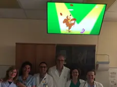 L'équipe di Cardiologia dell'ospedale di Chioggia con lo schermo