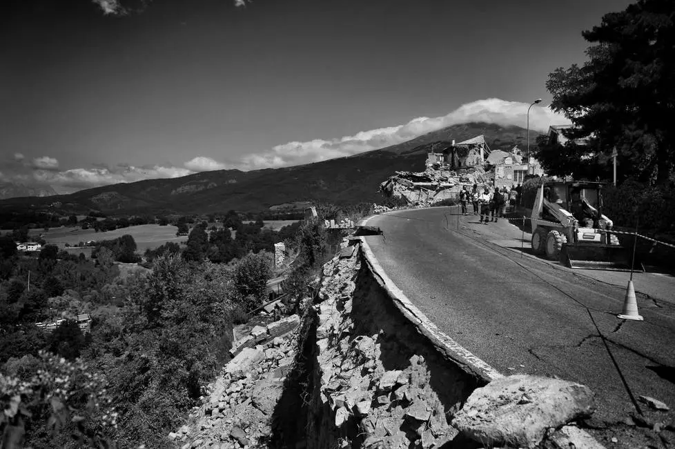 24 Agosto 2016 - Terremoto Amatrice - Strada principale di accesso al paese franata.