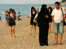 21/02/2016 Penang, Malaysia - Donne musulmane indossano un burqa integrale sulla spiaggia di Penang. Il sindaco di Cannes, nel sud della Francia ha vietato i costumi da bagno conosciuti come burkini