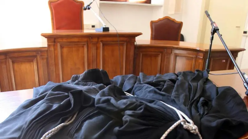 20061011 - PONTEDERA - ROMA - POL - SCIOPERO AVVOCATI: CAMERE PENALI, ADESIONE MASSICCIA. Toghe di magistrati poggiate su un tavolo di un'aula del tribunale di Pontedera (Pisa). Una ''massiccia adesione'' sta caratterizzando il primo dei tre giorni di astensione dalle udienze indetti dall' Unione delle Camere Penali Italiane ''per difendere la parte relativa alla distinzione delle funzioni della riforma dell'ordinamento giudiziario e l'assetto culturale della professione forense''. Lo rende noto Giunta dell' Unione, recentemente rinnovata sotto la presidenza di Oreste Dominioni, che esprime ''grande soddisfazione per l'adesione totale alle battaglie ideali dell'avvocatura penale''. FRANCO SILVI - ANSA - I51