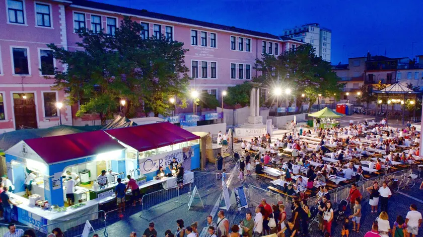 Piazza Todaro gremita in una precedente edizione della Festa del pesce azzurro