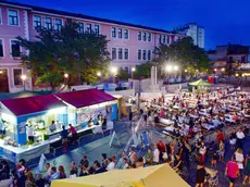 Piazza Todaro gremita in una precedente edizione della Festa del pesce azzurro