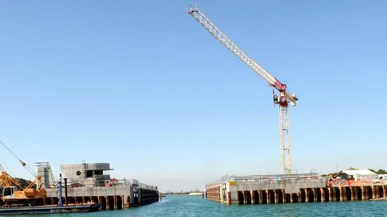 Interpress/Mazzega Vitucci Venezia, 24.04.2013.- Cantieri "MOSE".- Nella foto la chiusa del porto rifugio di Punta Sabbioni.-