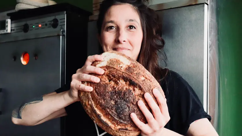 Giulia Busato, 35enne noalese che ha creato Tócio, il panificio agricolo da cui escono pagnotte realizzate con pasta madre