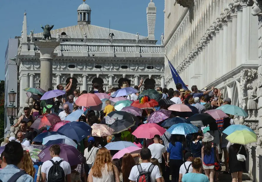 Comitiva turistica sul ponte della Paglia