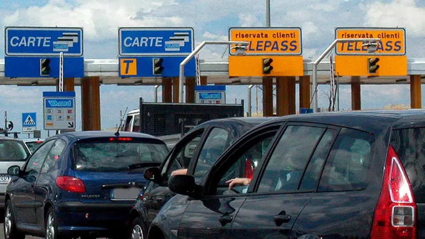 20080909 - ROMA - CLJ - CASSAZIONE: 'SCROCCAVA' TELEPASS IN AUTOSTRADA, 7 MESI CARCERE. I cartelli delle corsie Telepass al casello autostradale di Roma Nord, in una immagine di archivio. Riusciva a 'scroccare' il pedaggio autostradale 'attaccandosi' alle macchine munite di Telepass nella corsia riservata, passando, in diverse occasioni, prima che la sbarra si richiudesse. Ma il guidatore provetto della provincia di Monza, alla fine e' stato beccato e condannato per il reato di truffa continuata, nei confronti della societa' ..'Autostrade', a 7 mesi di carcere e 400 euro di multa. La sentenza e' stata poi confermata anche dalla Cassazione...ANSA/ARCHIVIO/MASSIMO CAPODANNO/DRN