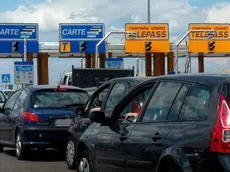 20080909 - ROMA - CLJ - CASSAZIONE: 'SCROCCAVA' TELEPASS IN AUTOSTRADA, 7 MESI CARCERE. I cartelli delle corsie Telepass al casello autostradale di Roma Nord, in una immagine di archivio. Riusciva a 'scroccare' il pedaggio autostradale 'attaccandosi' alle macchine munite di Telepass nella corsia riservata, passando, in diverse occasioni, prima che la sbarra si richiudesse. Ma il guidatore provetto della provincia di Monza, alla fine e' stato beccato e condannato per il reato di truffa continuata, nei confronti della societa' ..'Autostrade', a 7 mesi di carcere e 400 euro di multa. La sentenza e' stata poi confermata anche dalla Cassazione...ANSA/ARCHIVIO/MASSIMO CAPODANNO/DRN