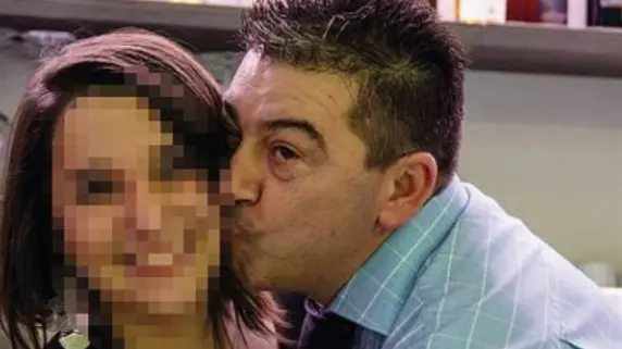 Massimo Niero in un momento di felicità mentre bacia la figlia