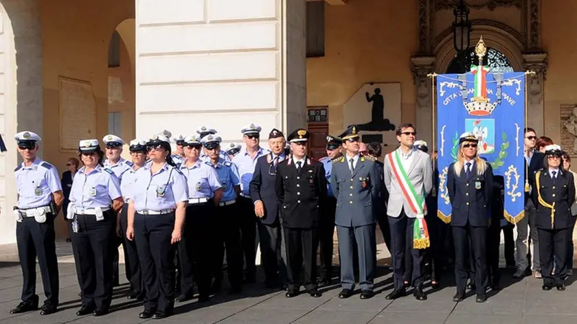 SAN DONA' DI P. - DINO TOMMASELLA -COLUCCI - FIERA DEL ROSARIO - consegna attestato al corpo dei vigili urbani presenti all'alza bandiera