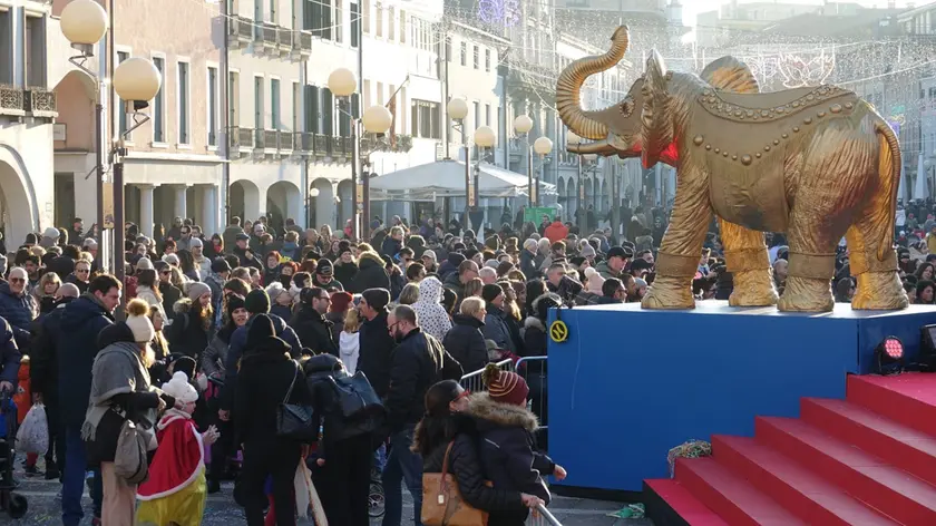 Piazza Ferretto piena di gente arrivata a Mestre per il Carnevale (Foto Pòrcile)