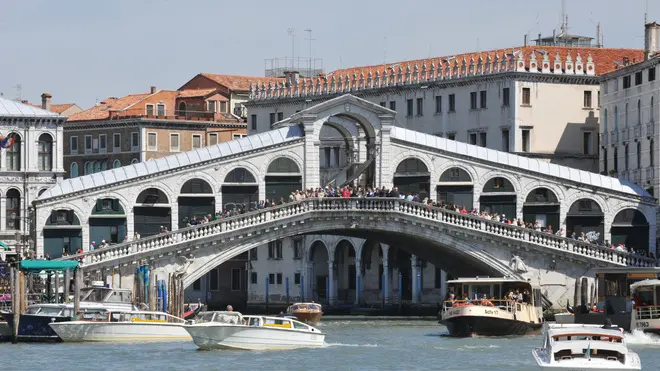 Una colonnina di una balaustra laterale del Ponte di Rialto si e' staccata forse a causa dell'usura del tempo."Ci sono buone speranze che la Diesel sia interessata ad una sponsorizzazione importante, probabilmente quella del ponte di Rialto": a dirlo è il sindaco di Venezia, Giorgio Orsoni, a margine della presentazione del restauro della facciata del Longhena di un palazzo sul Canal Grande oggi 28 luglio 2011 ANSA/ANDREA MEROLA