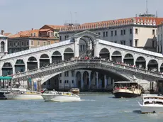 Una colonnina di una balaustra laterale del Ponte di Rialto si e' staccata forse a causa dell'usura del tempo."Ci sono buone speranze che la Diesel sia interessata ad una sponsorizzazione importante, probabilmente quella del ponte di Rialto": a dirlo è il sindaco di Venezia, Giorgio Orsoni, a margine della presentazione del restauro della facciata del Longhena di un palazzo sul Canal Grande oggi 28 luglio 2011 ANSA/ANDREA MEROLA