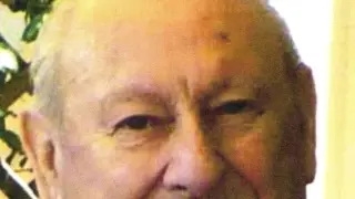 A destra Valerio Bari l’uomo di 75 anni ucciso e ritrovato in un campo a Ca’ Solaro e via dei Pini a Carpenedo, dove l’anziano abitava al civico 3